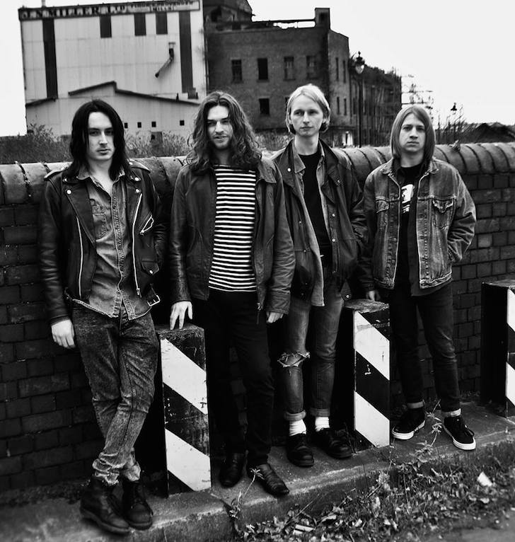 Cornershopをカバーする 分かってる 感 バーミンガムのオルタナティヴロックバンド Curbが新曲 Outside を公開