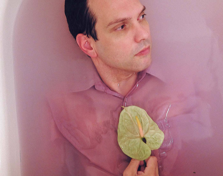 シンセポップ・アクト Black Marble、'One Eye Open'のMVを公開 Niche Music