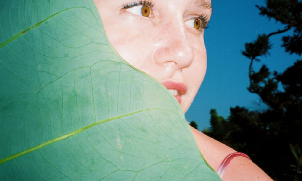 Emily Yacina、'Trick Of The Light'のMVを公開 Niche Music