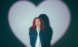 Bea Stewart、'Set On Loving You'のリリックビデオを公開