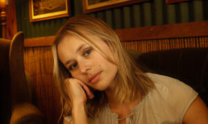 Laura Lucas、'Woman'のMVを公開