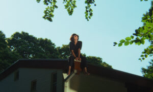 Mélanie Pain、'Bluer than Blue'のMVを公開