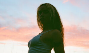 néomí、'Sit Back Baby'のMVを公開