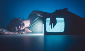 Josaleigh Pollett & Crowd Shy、'Radio Player'を公開