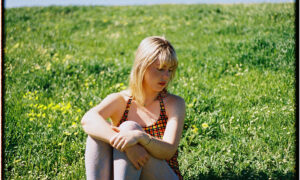 Clare Perrott、'Biting On The Hand'を公開